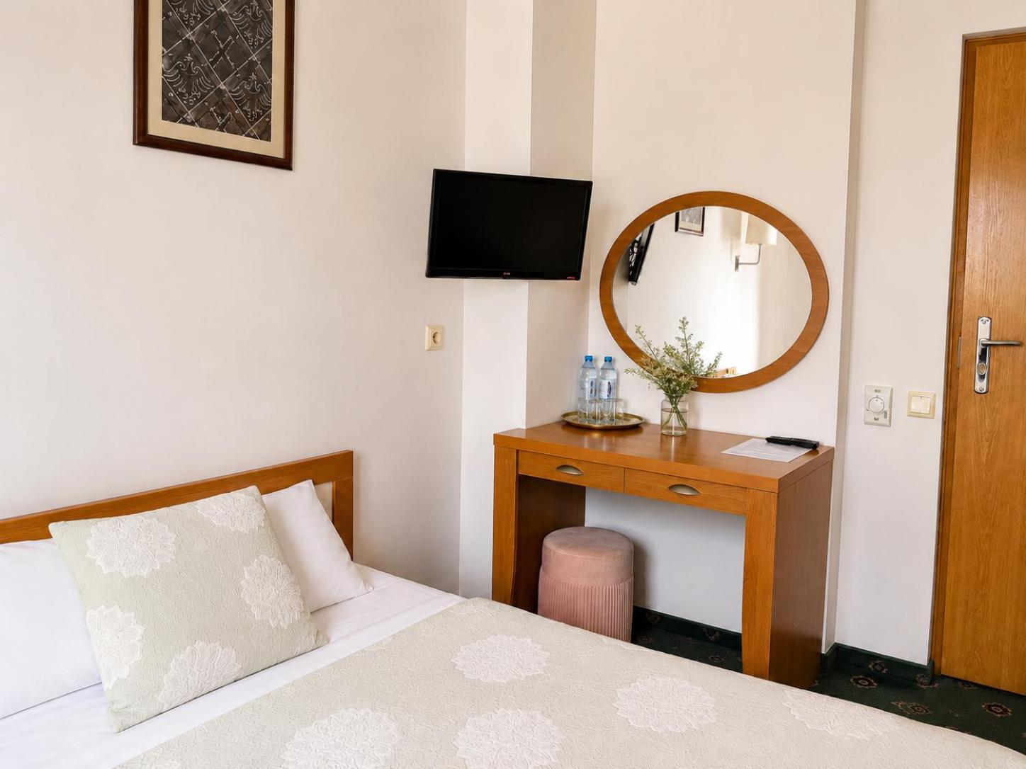 Deluxe Two-Bedroom Apartment Garden View